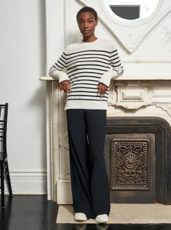 LLC21037_CREAM/BLACK AAA Lean Lines Sweater