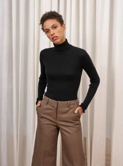 LLC21382_BLACK Fine Line Turtleneck